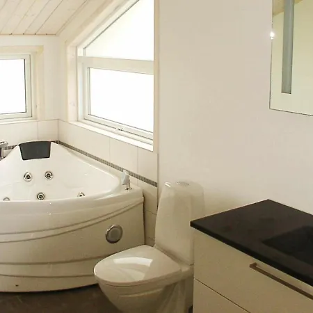 Three-bedroom Holiday In 82 *